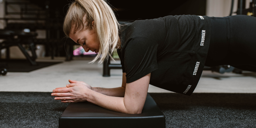 Vrouw doet krachttraining voor thuis