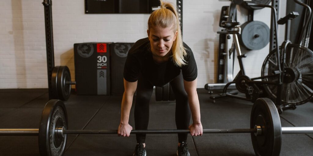 Vrouw voert deadlift uit