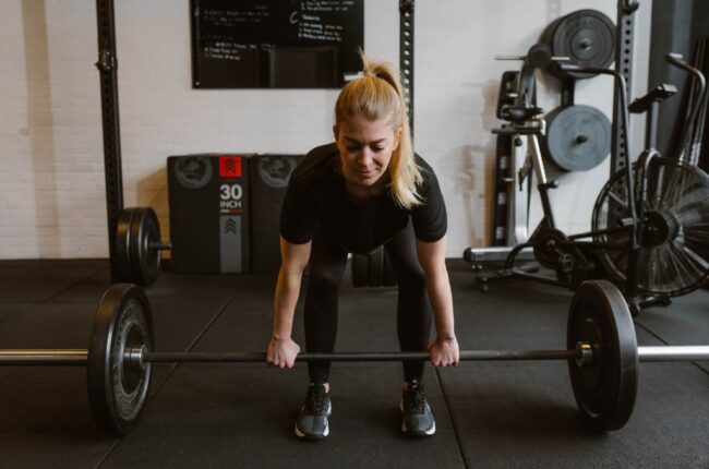 Vrouw voert deadlift uit