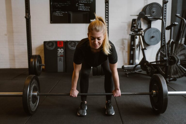 Vrouw voert deadlift uit